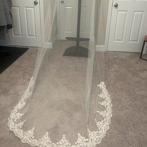 Brand NEW IVORY Cathedral Bridal Veil with LACE
